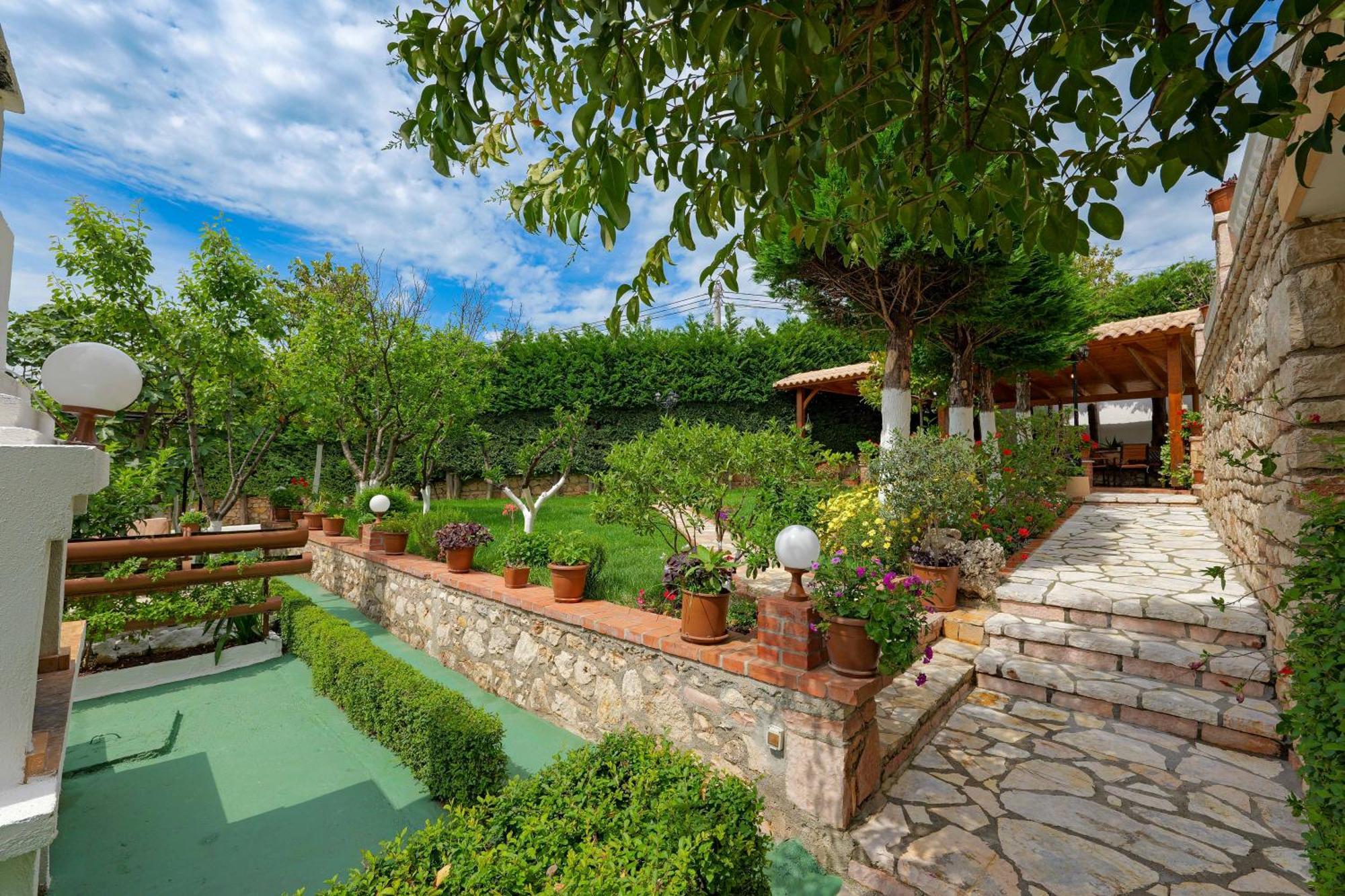 M Cako Villa *